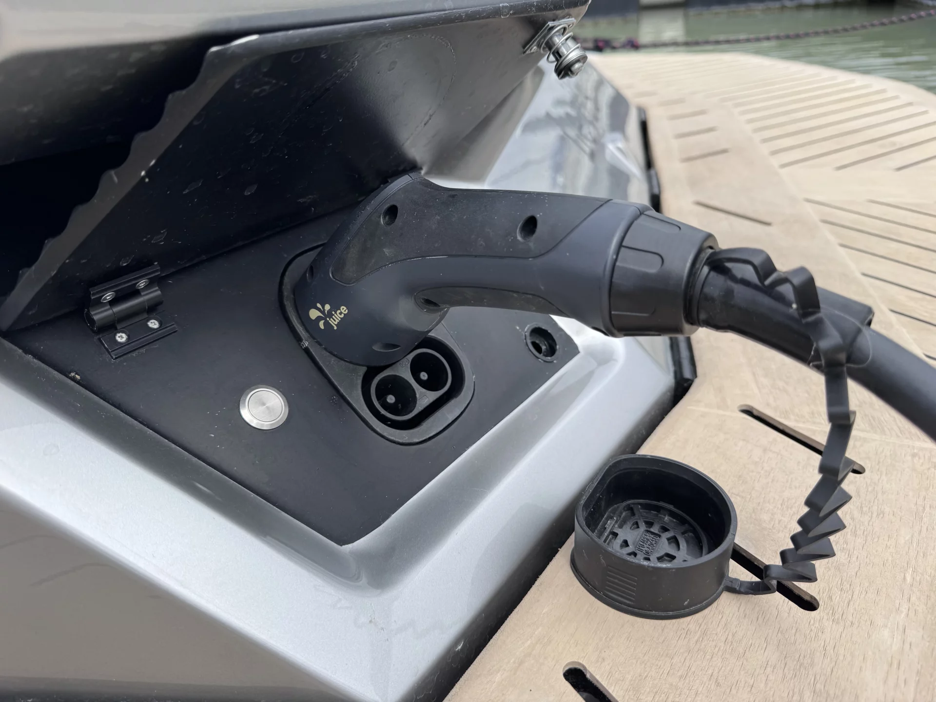 DC fast charger compatibility for electric boats