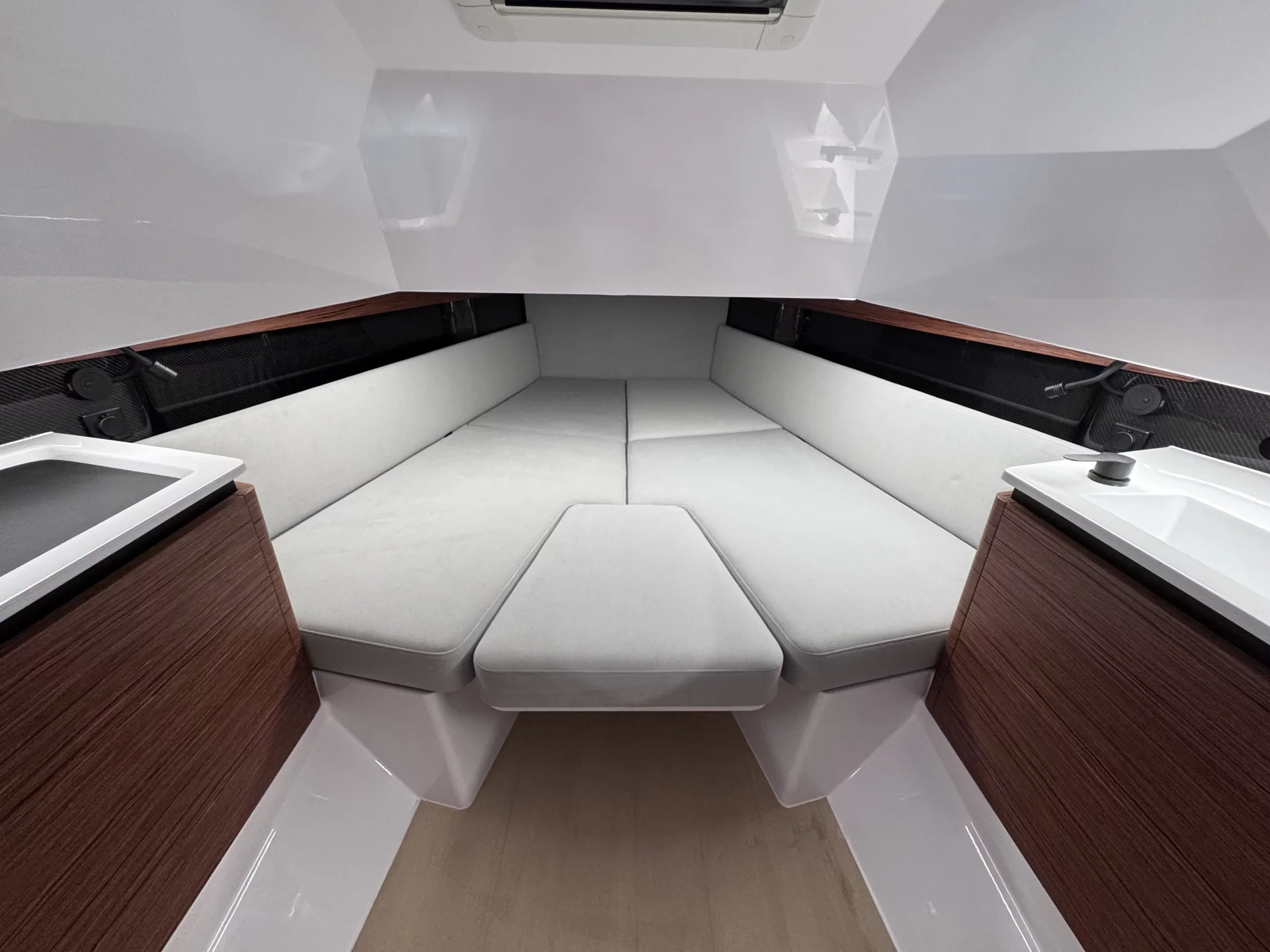 Como 28 interior - Cabin bed