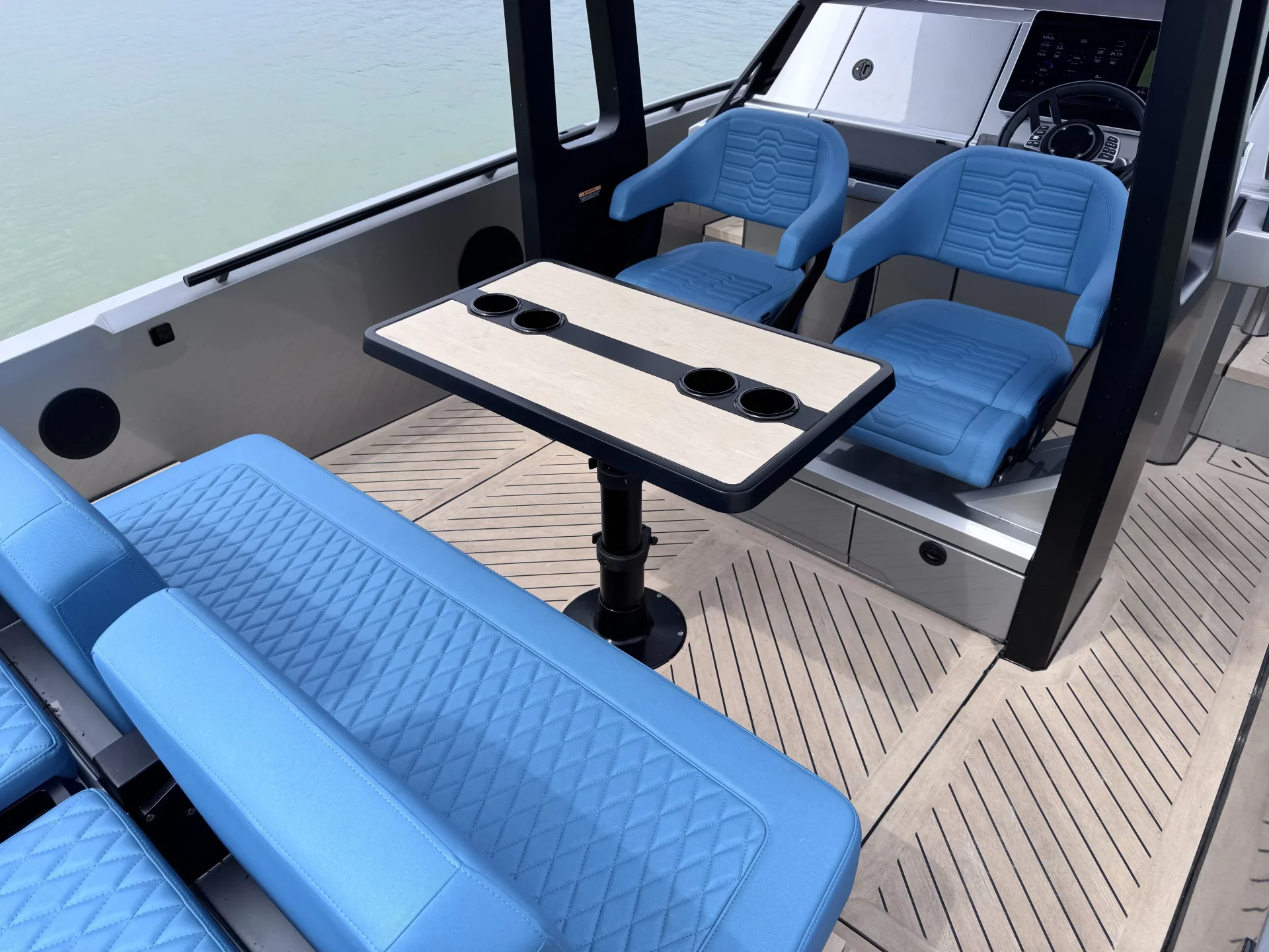 Como 28 interior - Cockpit and helm